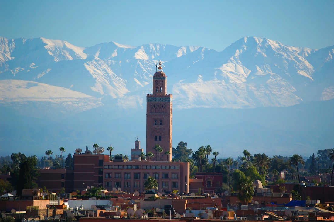 La Koutoubia à Marrakech devant les montagnes de l’Atlas
